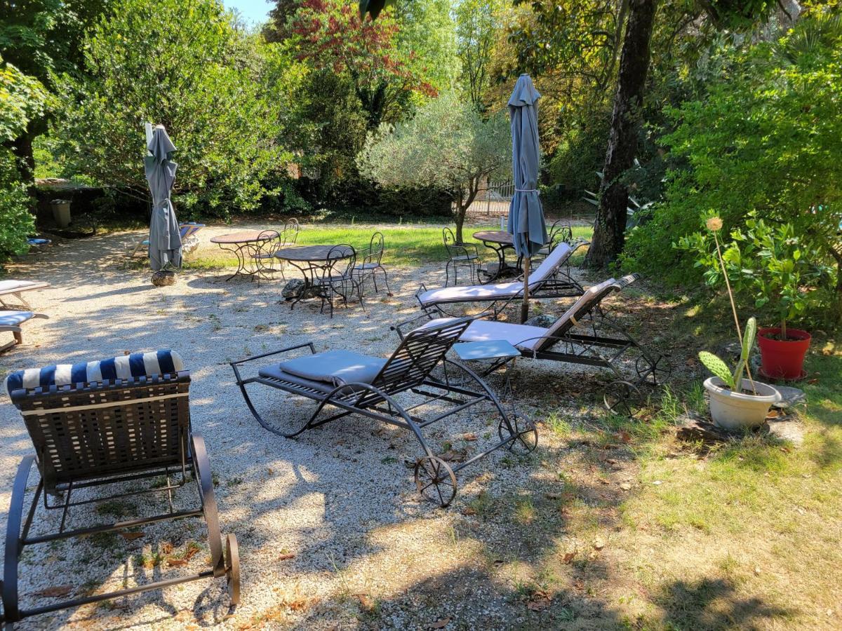 Hotel Le Temps Des Cerises Genolhac Exterior foto